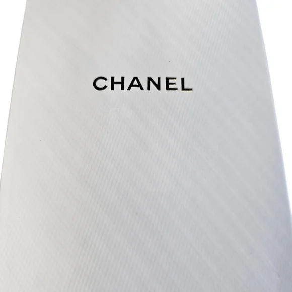 Coco Crush White Quilted Phone Holder Crossbody Card Holder NEW GWP - Picture 8 of 9